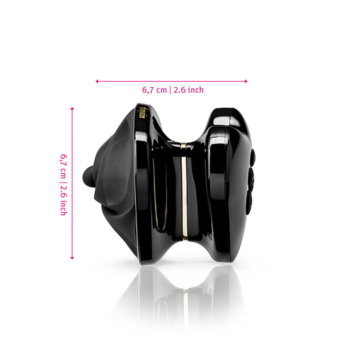 Mystim Heart’s Desire – Black Auflegevibrator mit E-Stim (Herzform)  Darstellung der Größe und Abmessungen 6,7 cm Länge, 6,7 cm Breite, 6,2 cm Höhe