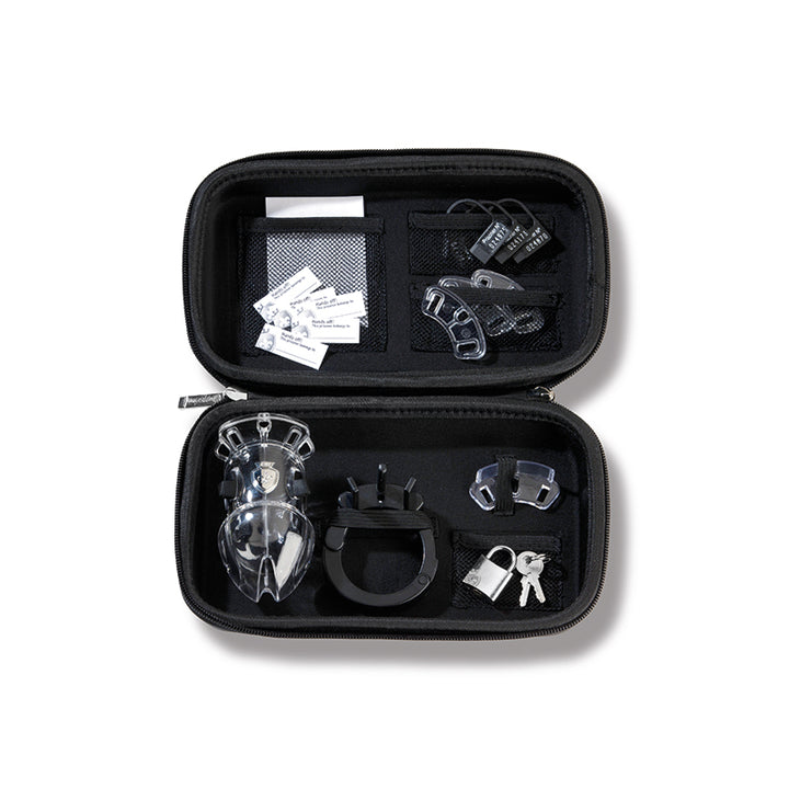 Mystim Pubic Enemy No. 1 – Nahaufnahme des transparenten Käfigs mit leitenden Flächen im Etui mit allem Zubehör