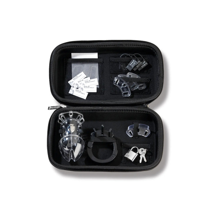 Mystim Pubic Enemy No. 2 – Originalverpackung des E‑Stim Peniskäfigs inklusive Urethral‑Sound, Kabel & Schloss