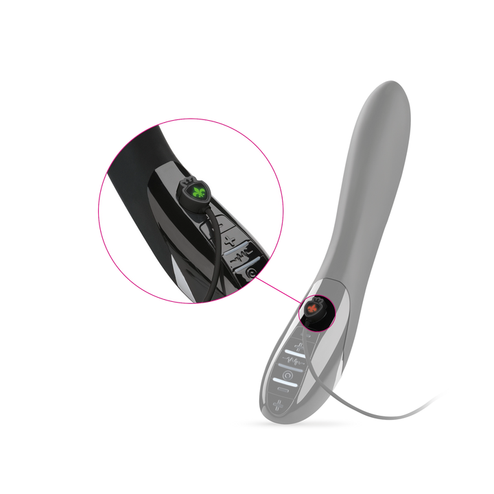 Mystim Electric Eric – Black Edition Vibrator Darstellung Ladeanschluss und Ladekabel