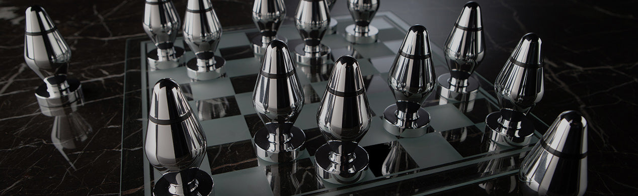 Kategorie Header Mystim Buttplugs auf Schachbrett