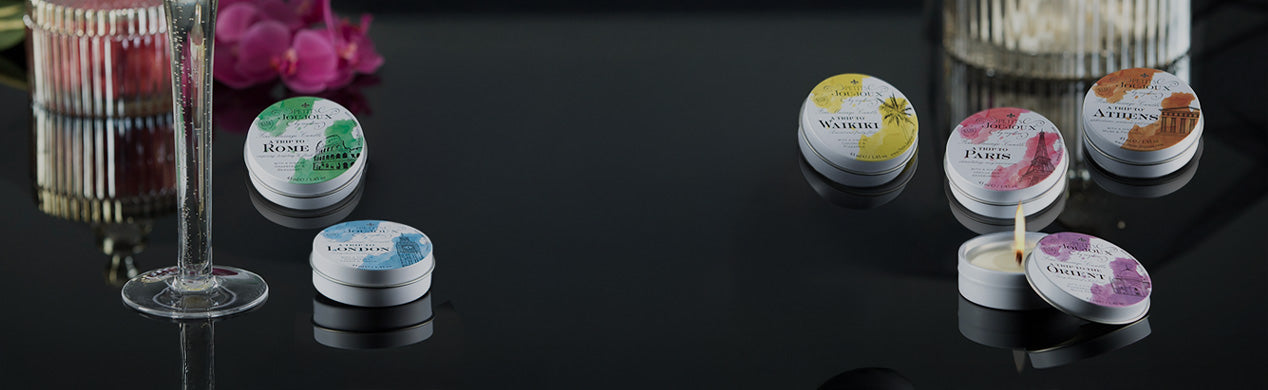 Kategorie Header Mystim kleine Kerzen Dosen 43ml auf spiegelndem Tisch mit Orchideen und Champagner