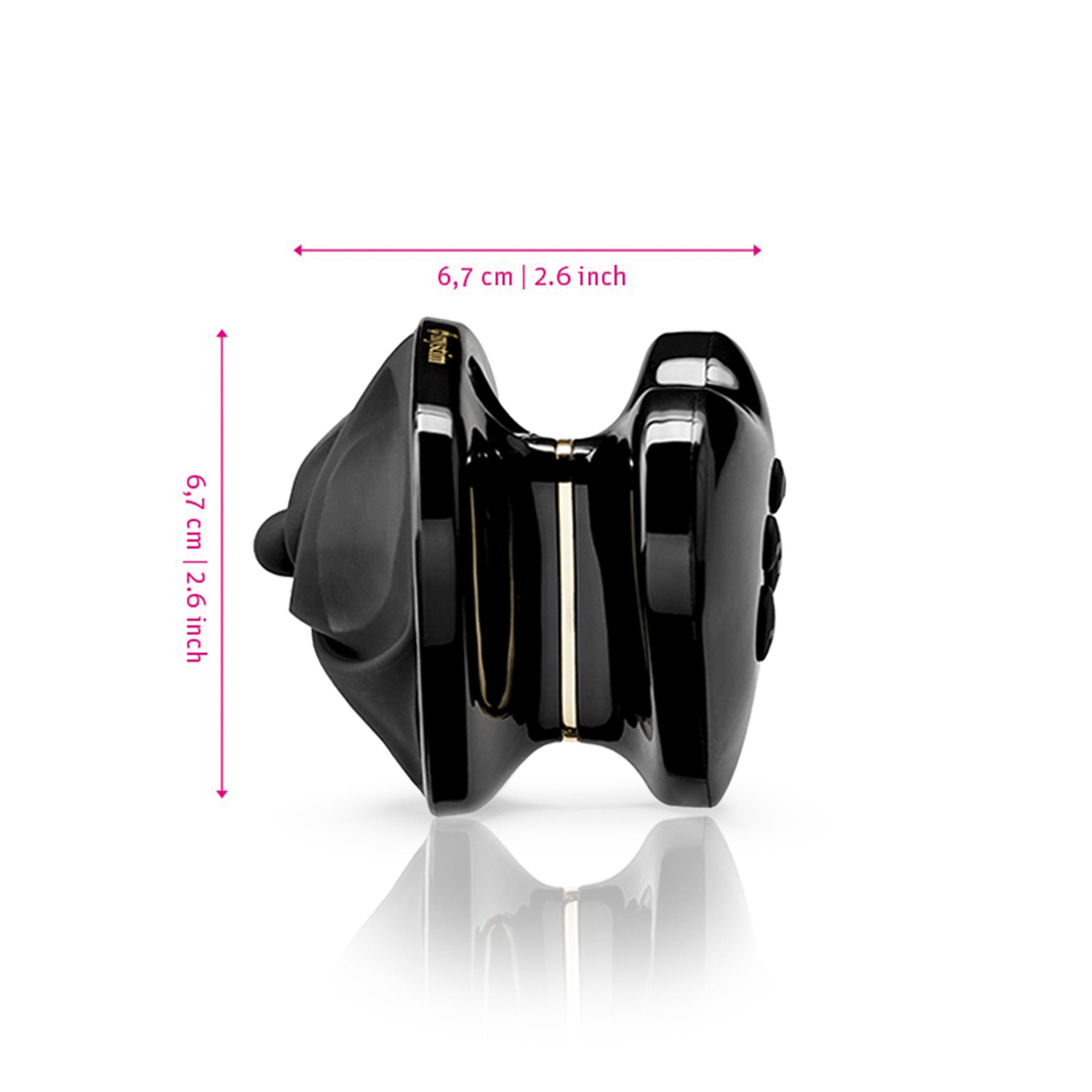 Mystim Heart’s Desire – Black Auflegevibrator mit E-Stim (Herzform)  Darstellung der Größe und Abmessungen 6,7 cm Länge, 6,7 cm Breite, 6,2 cm Höhe